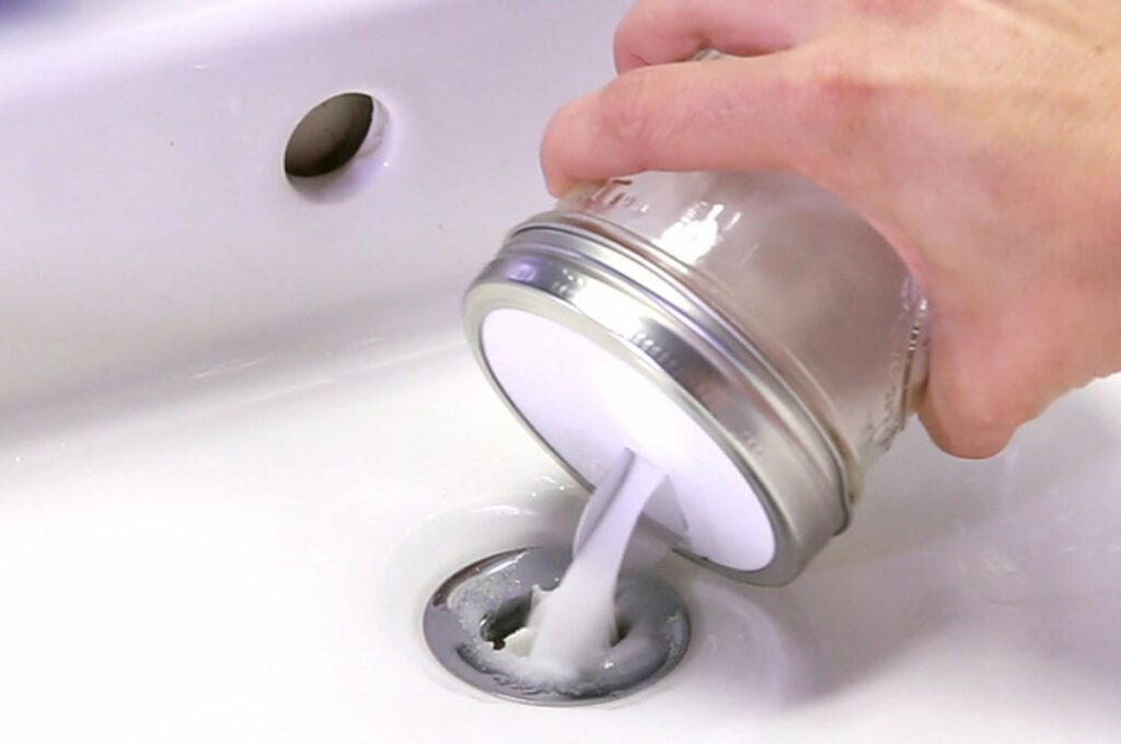 my kitchen sink strainer wont keep water in sink